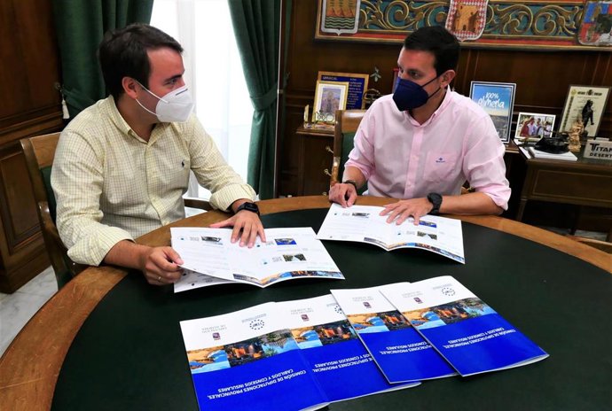 Javier Aureliano García junto a Fernando Giménez en la sede de la Diputación de Almería