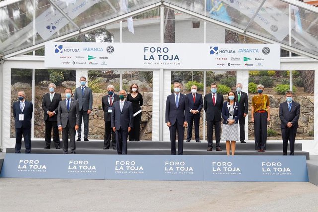 Archivo - El Rey Felipe VI (c), posa junto al presidente de la República de Portugal, Marcelo Rebelo de Sousa (6d); la ministra de Industria, Comercio y Turismo, Reyes Maroto (4d); el presidente de la Xunta de Galicia, Alberto Núñez Feijóo (3i); y los exp