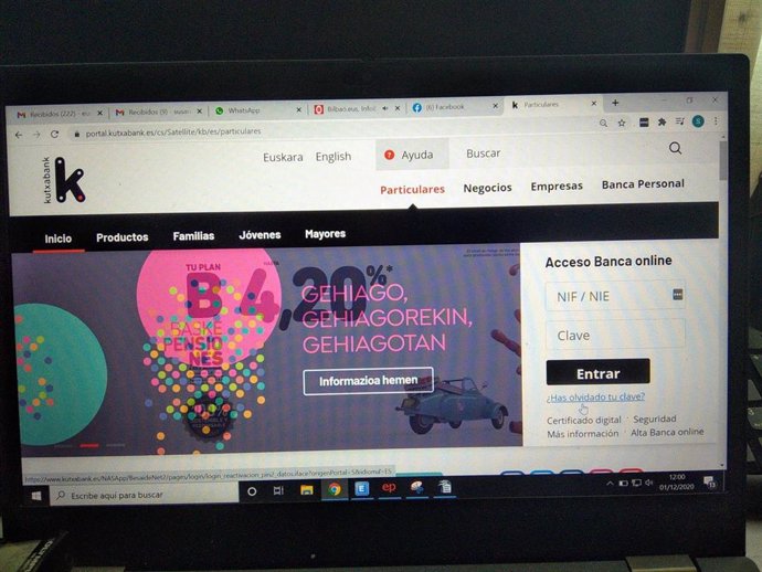 Archivo - Operación de banca online en Kutxabank