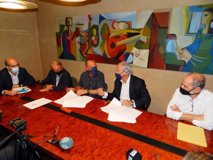 El alcalde Miquel Pueyo y el director de banca Joaquim Maci han firmado el acuerdo de colaboración entre Fira de Lleida y CaixaBank.