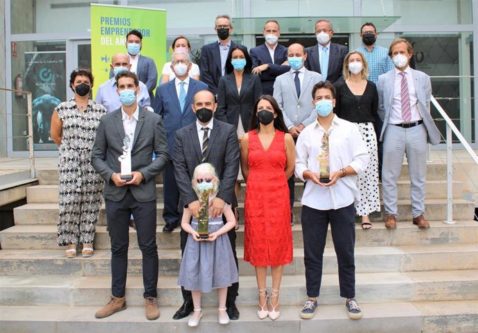 La consejera de Empresa, Empleo, Universidades y Portavocía, Valle Miguélez, junto con los premiados