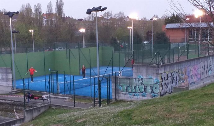 Canchas de tenis del Patronato Deportivo Municipal de Gijón, junto a la piscina del Llano
