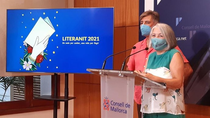 La consellera insular de Presidencia, Teresa Suárez, y el secretario de la Institució Francesc de Borja Moll, Antoni Mir.