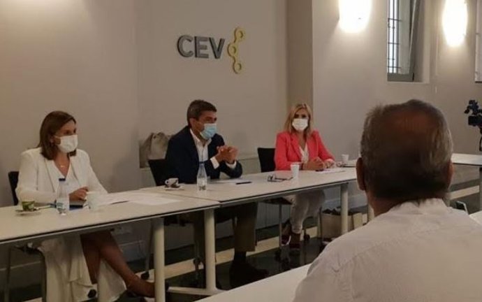 El presidente del PPCV, Carlos Mazón, en el centro de la mesa.