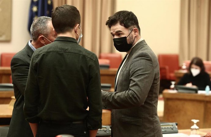 Archivo - (I-D) El diputado de Compromís, Joan Baldoví; el portavoz de Más País-Equo en el Congreso, Íñigo Errejón; y el portavoz de ERC en el Congreso, Gabriel Rufián, conversan durante una Junta de Portavoces convocada en el Congreso 