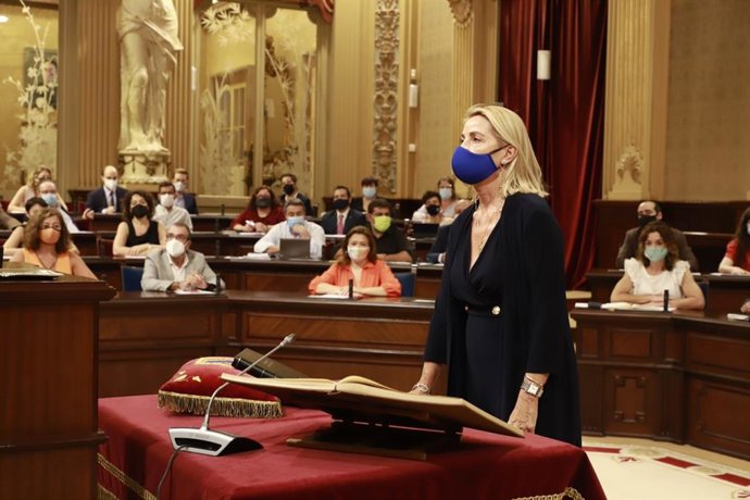 La nueva diputada del PP, Isabel Borrás, prometiendo el cargo en el Parlament.