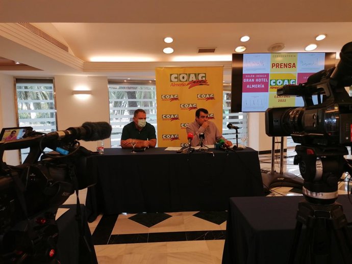 El coordinador provincial de COAG Almería, Andrés Góngora, presenta el modelo de contrato agrícola.