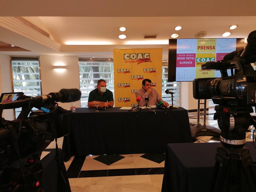 El coordinador provincial de COAG Almería, Andrés Góngora, presenta el modelo de contrato agrícola.