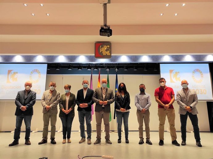 El presidente de la Diputación de Córdoba, Antonio Ruiz (centro), tras la firma del convenio con las mancomunidades.