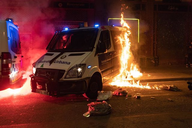 Archivo - Arxiu - Incendien un furgó de la Guàrdia Urbana durant la manifestació en defensa de la llibertat de Pablo Hasél i els drets socials després de 12 dies de protestes, a Barcelona (Espanya), a 27 de febrer de 2021. La protesta ha estat convocada p