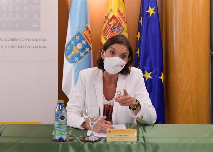 Archivo - La ministra de Industria, Comercio y Turismo, Reyes Maroto, durante una reunión con el comité de empresa de Alu Iberica, en la Delegación del Gobierno, a 29 de julio de 2021, A Coruña, Galicia (España). 