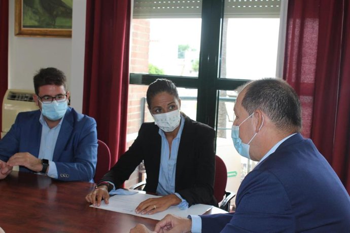 Reunión de la delegada territorial de Turismo con el alcalde de El Cuervo