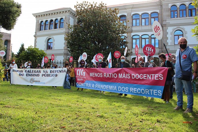 CIG-Ensino y Anpas Galegas se han concentrado este martes contra los recortes de profesorado y desdobles en secundaria