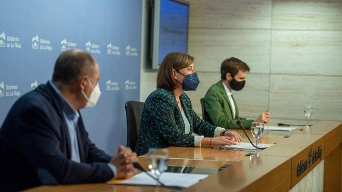 La consejera de Salud, Sara Alba, junto al director general de Salud Pública, Pello Latasa, y el Emergencias, Héctor Ruiz