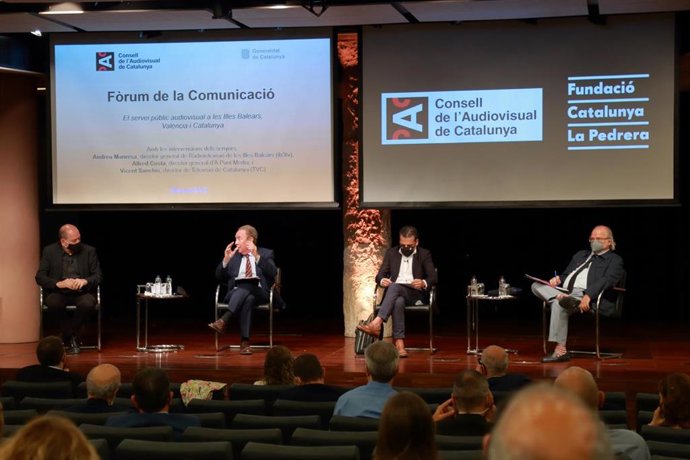 Sesión 'El servei públic audiovisual a les Illes Balears, Valncia i Catalunya' del Frum de la Comunicació del CAC, con el director de TVC, Vicent Sanchis, el director general de IB3, Andreu Manresa, y el de  Punt Media, Alfred Costa