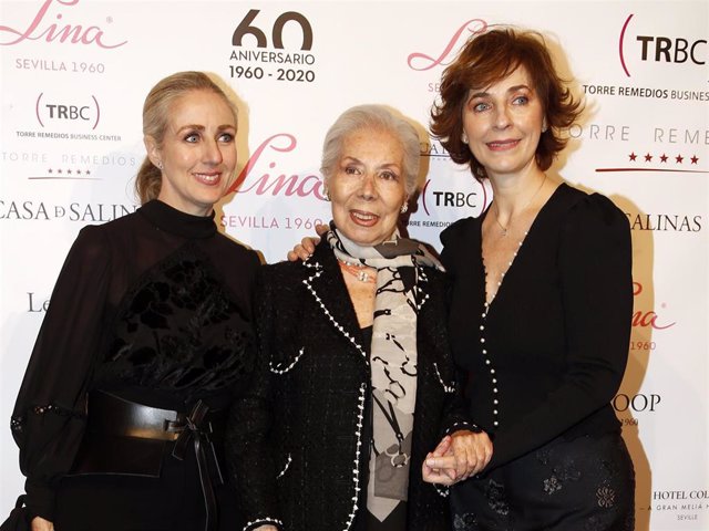 Archivo - Lina,  con dos de sus hijas, en un homenaje por sus 60 años de carrera en el mundo de la moda