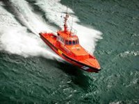 Fallece un migrante que viajaba en una patera rescatada con otros 30 varones cerca de Lanzarote