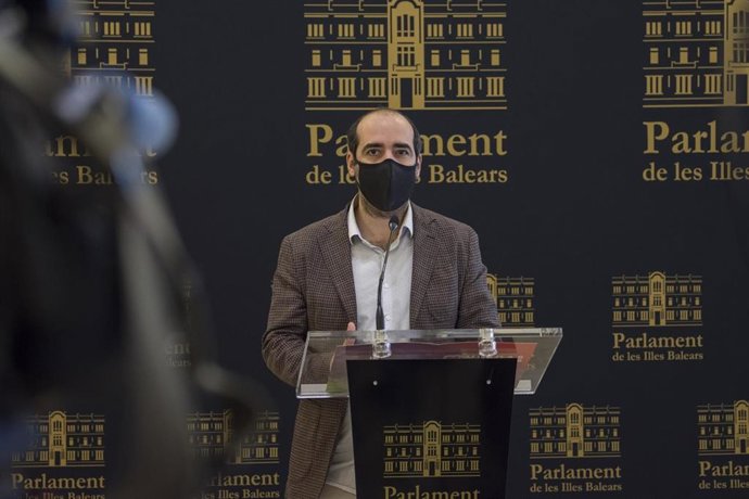 El portavoz parlamentario de Unidas Podemos, Alejandro López, en una rueda de prensa en la Cámara balear.