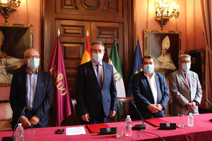 Imagen de la firma del convenio entre el alcalde de Sevilla, Juan Espadas, y el comisionado contra la Pobreza Infantil del Gobierno de España, Ernesto Gasco