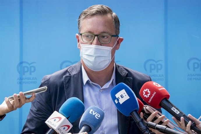 El portavoz del PP en la Asamblea, Alfonso Serrano, ofrece declaraciones a los medios, después de la reunión del Grupo Parlamentario Popular, en el Complejo La Cigüeña de Arganda del Rey, a 2 de septiembre de 2021, en Madrid (España). El inicio del curs