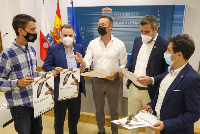 El Consejero De Desarrollo Rural, Ganadería, Pesca, Alimentación Y Medio Ambiente, Guillermo Blanco,  Y El Alcalde De Santoña, Sergio Abascal, En La Presentación Del Festival De La Migración De Las Aves.
