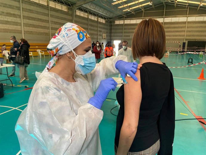 Archivo - Sanitaria vacuna contra el Covid-19