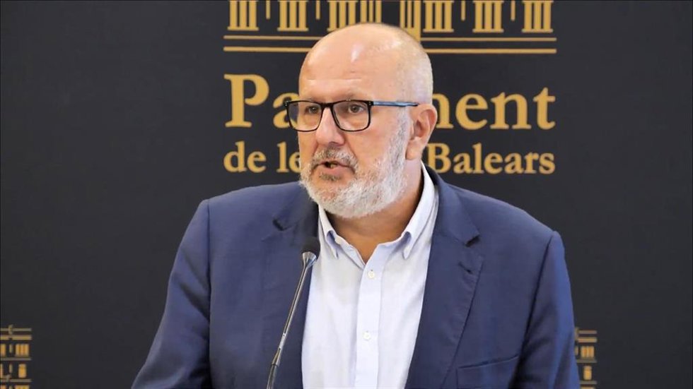 El portavoz de MÉS per Mallorca en el Parlament, Miquel Ensenyat, en una rueda de prensa en la Cámara autonómica.