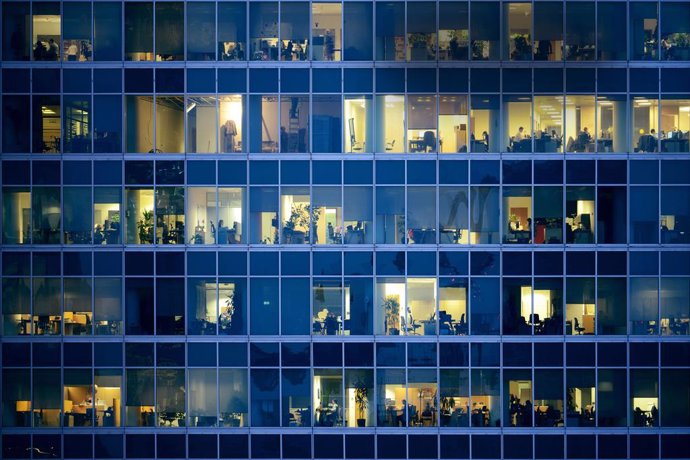 Gente trabajando en oficinas