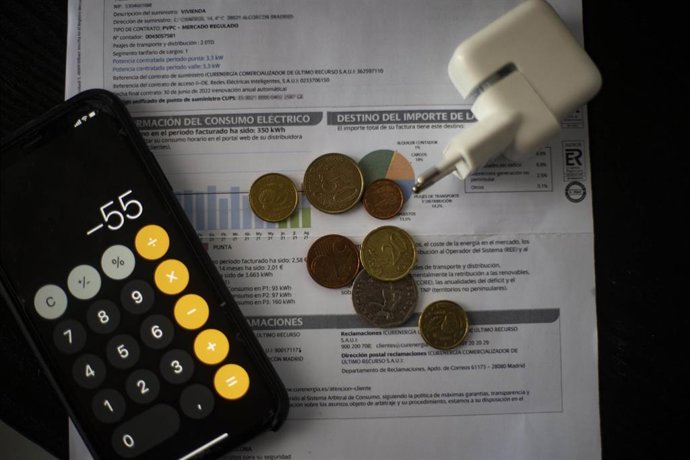 Una factura del consumo de luz, a 10 de septiembre de 2021, en Madrid (España). 