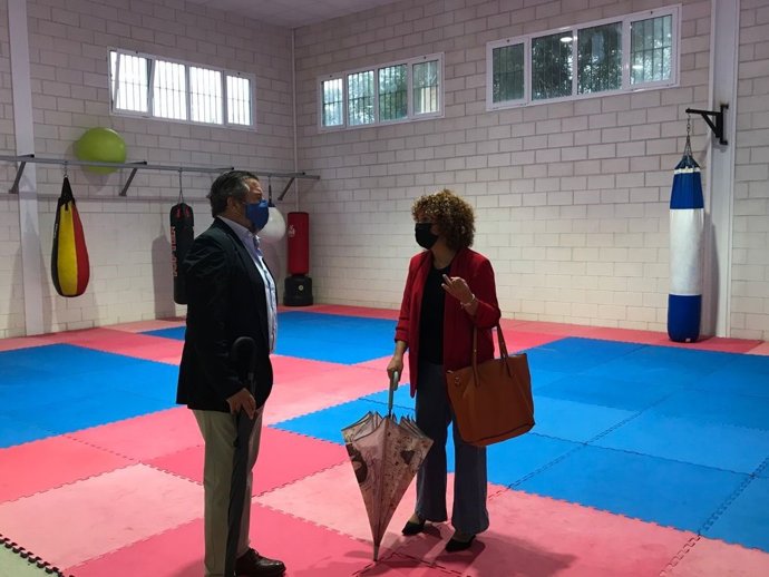 En San Bartolomé de la Torre, el delegado territorial de Regeneración, Justicia y Administración Local, Alfredo Martín, visita el pabellón deportivo junto con la alcaldesa, María Eugenia Limón.