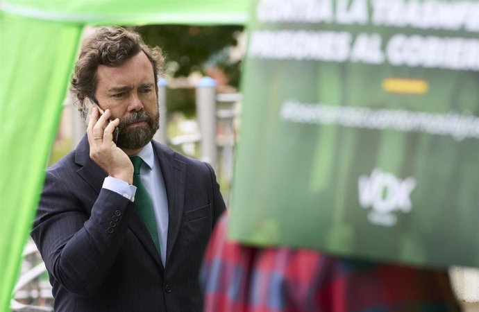 Archivo - El portavoz de Vox en el Congreso de los Diputados, Iván Espinosa de los Monteros, habla por teléfono durante una visita a una mesa informativa organizada por Vox Vizcaya