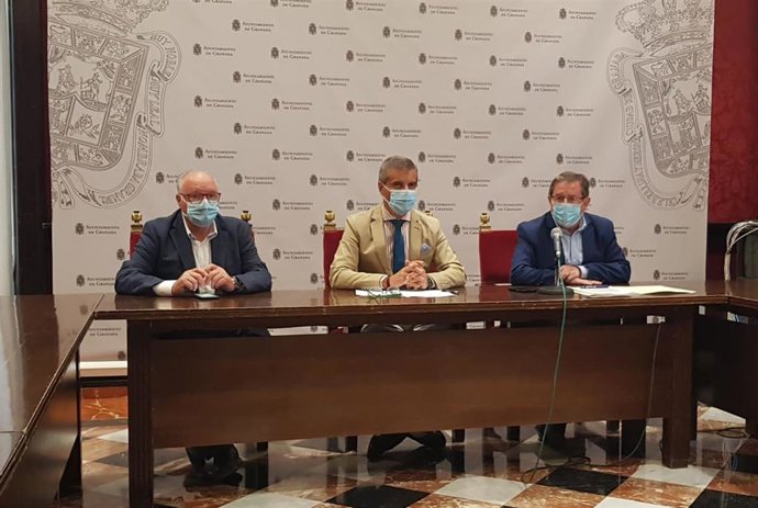 Archivo - Gregorio García, a la izquierda en la imagen, con los ediles del PP César Díaz y Luis González, en una imagen de archivo