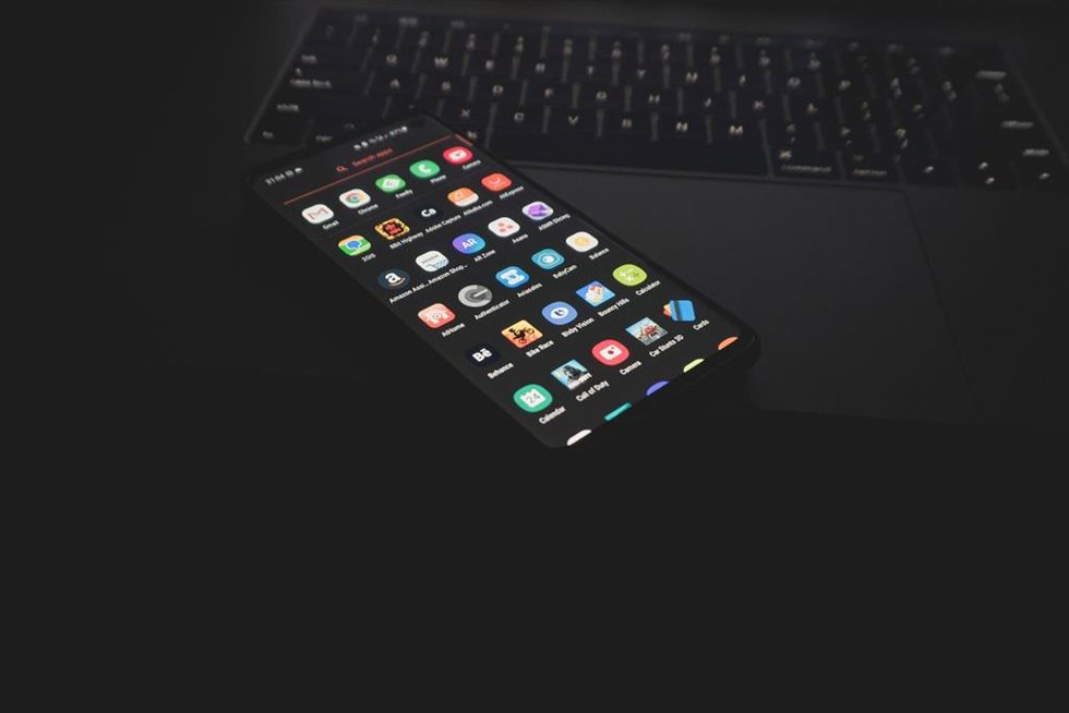Archivo - Aplicaciones en un móvil Android.