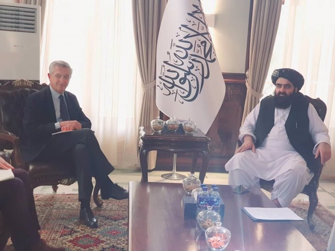 El encargado de Exteriores del gobierno talibán, Amir Jan Muttaqi, y el Alto Comisionado de la ONU para los Refugiados (ACNUR), Filippo Grandi