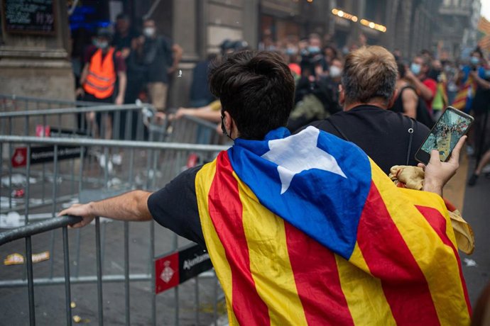 Un hombre increpa a la policía durante los altercados en la comisaría de la Policía Nacional de la via Laietana tras la manifestación de la ANC por la Diada