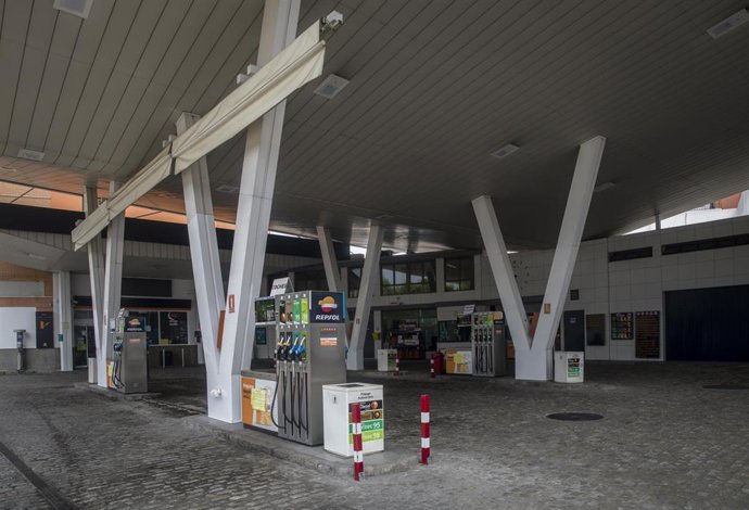 Archivo - Gasolinera en una imagen de archivo. 