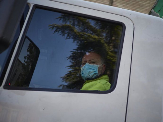 Archivo - Obrero conduce un vehículo, foto de recurso