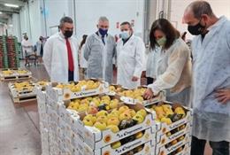El consejero de Agricultura, Ganadería y Medio Ambiente, Joaquín Olona, ha visitado la sede de la DOP Melocotón de Calanda.