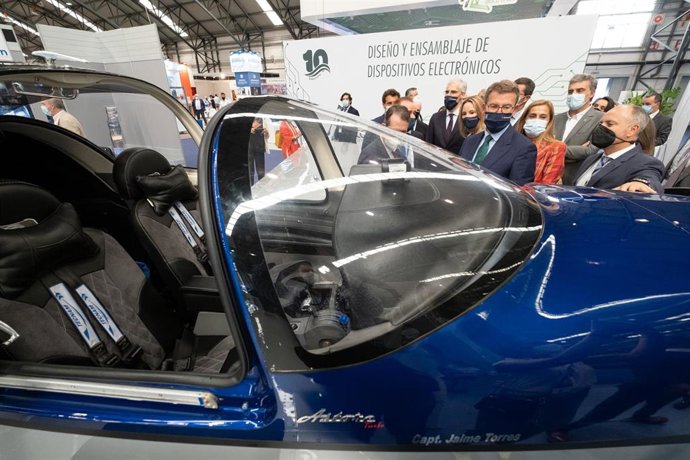 El presidente de la Xunta, Alberto Núñez Feijóo, junto a otras autoridades, visita la feria Mindtech 2021, en el Instituto Ferial de Vigo.