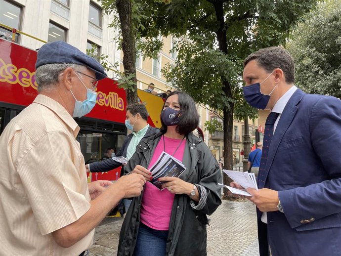 El PP difunde en la calle sus propuestas para frenar el precio de la electricidad