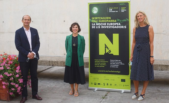 Javier Fernández Valdivielso (director Fundación Caja Navarra), Gurutze Pérez Artieda (directora del área de Cultura y Divulgación de la UPNA) e Idoia Labayen Goñi (profesora del Departamento de Ciencias de la Salud)