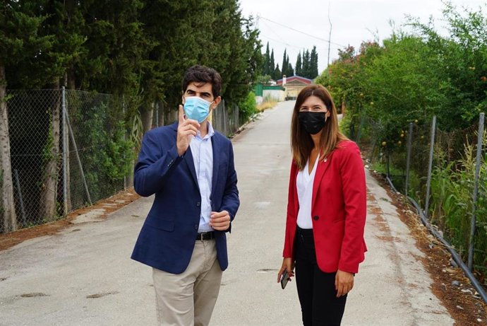 Delegada de Administración Local, Mónica Alejo, en su visita a Coín junto al alcalde