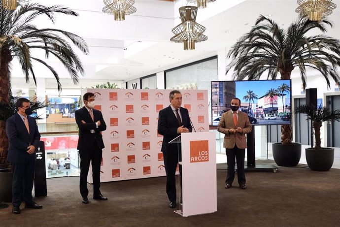 El alcalde de Sevilla, Juan Espadas, ha visitado este martes las instalaciones del centro comercial más emblemático de Sevilla antes del inicio del nuevo plan de expansión y reconfiguración de Castellana Properties.