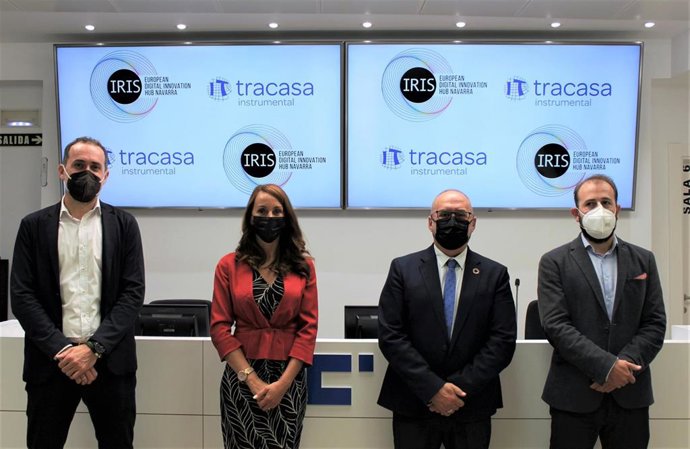 I-D:, Carlos Aranda, responsable de I+D+i de Tracasa Instrumental; Mar González, directora gerente de Tracasa Instrumental; Juan Cruz Cigudosa, consejero de Universidad, Innovación y Transformación Digital; y Víctor García, de Tracasa Instrumental.
