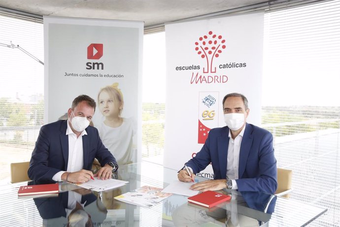 Foto de la firma entre SM y Escuelas Católicas de Madrid