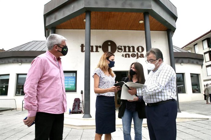 La directora general de Turismo del Gobierno de Cantabria, Marta Barca, visita Noja para conocer el plan de sostenibilidad turística con el que busca captar fondos europeos
