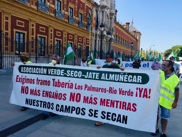 Concentración de agricultores ante el Palacio de San Telmo, en Sevilla