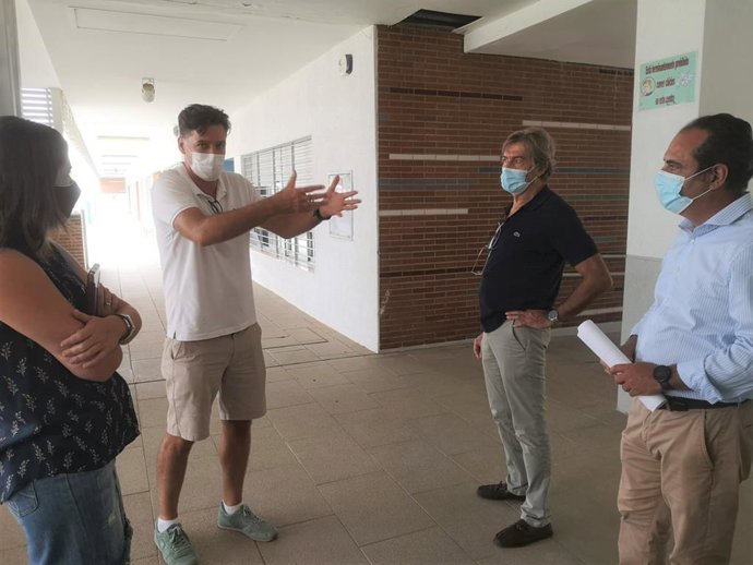 El delegado de Educación del Ayuntamiento de Alcalá de Guadaíra, José Luis Rodríguez (Cs), ha visitado el Ceip Oromana.