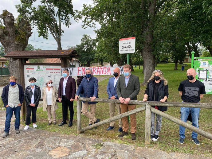 Archivo - Representantes de los grupos parlamentarios de PP, Ciudadanos, Foro Asturias y Podemos Asturies,durante una rueda de prensa conjunta en la parroquia gijonesa de Granda (Archivo)