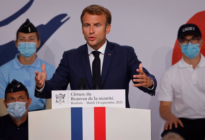 14 September 2021, France, Roubaix: French President Emmanuel Macron (C) delivers a speech during his visit at the police academy of Roubaix. Following recurring reports of excessive police violence in France, President Emmanuel Macron has announced str